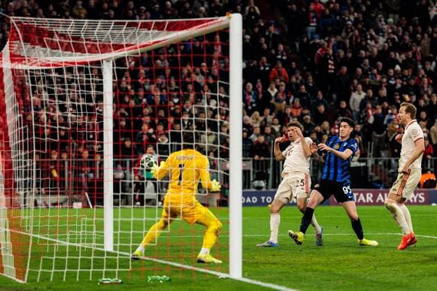 UEFA Champions League quarter-final FC Bayern Munich Inter Milan 08 04 2025 Thomas Müller FC Bayern Munich, 25 shoots the 1 1, Yann Sommer Inter Milan, 1 reaches into the void UEFA Champions League quarter-final FC Bayern Munich Inter Milan, Munich, Allianz Arena on 08 04 2025 Copyright: xBEAUTIFULxSPORTS Wunderlx