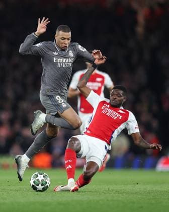 Arsenal gegen Real Madrid 08. April 2025, London UEFA Champions League Fußball, Viertelfinale, Hinspiel Arsenal gegen Real Madrid Kylian Mbappe von Real Madrid wird von Thomas Partey von Arsenal angegriffen Foto Charlotte Wilson Abseits London UK  Copyright: xCharlottexWilsonx xOffsidexOffside