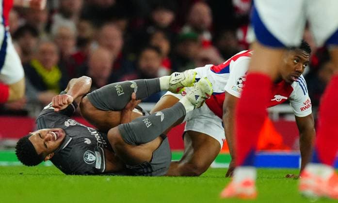 Jude Bellingham of Real Madrid goes down injured after a challenge from Myles Lewis-Skelly of Arsenal Arsenal v Real Madrid, UEFA Champions League, Quarter Final, First Leg, Football, Emirates Stadium, London, UK - 08 Apr 2025 EDITORIAL USE ONLY No use with unauthorised audio, video, data, fixture lists, club league logos or live services. Online in-match use limited to 120 images, no video emulation. No use in betting, games or single club league player publications. Copyright: xJavierxGarcia Shutterstockx 15243595bj