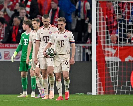 08 04 2025, Football UEFA Champions League 2024 2025 quarter-final first leg, FC Bayern Munich Inter Milan, in the Allianz Arena Munich f l Goalkeeper Jonas Urbig FC Bayern Munich , Josip Stanisic Bayern Munich , mm15 and Joshua Kimmich FC Bayern Munich hang their heads DFL and DFB regulations prohibit any use of photographs as image sequences and or quasi video