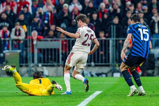 08 04 2025, FC Bayern München vs Inter Milan, UEFA Champions League, quarter-final first leg Thomas Mueller FC Bayern Muenchen, 25 Francesco Acerbi Inter Milan, 15 Yann Sommer Inter Milan, 1 Copyright: xBahhoxKarax