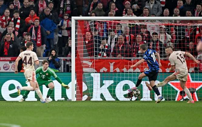 08 04 2025, Football UEFA Champions League 2024 2025 quarter-final first leg, FC Bayern Munich Inter Milan, at the Allianz Arena Munich Davide Frattesi Inter Milan meets zun 1 2 f l Josip Stanisic Bayern Munich , goalkeeper Jonas Urbig FC Bayern Munich , Davide Frattesi Inter Milan and Eric Dier FC Bayern Munich DFL and DFB regulations prohibit any use of photographs as image sequences and or quasi video