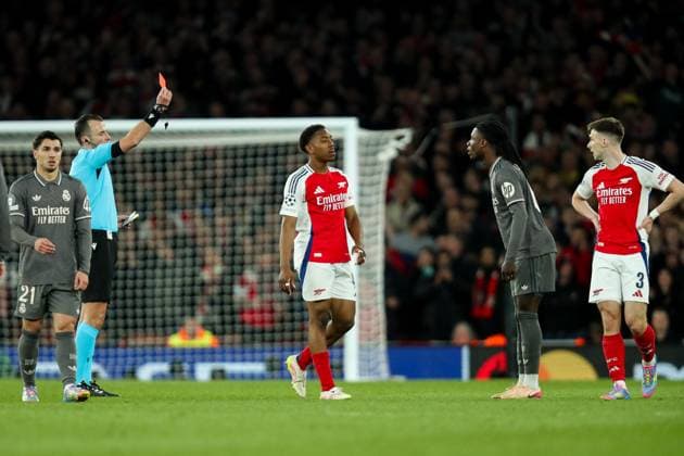 Sport Bilder des Tages Sport Bilder des Tages UEFA Champions League Quarter-finals Arsenal v Real Madrid Referee Irfan Peljto shows Eduardo Camavinga of Real Madrid a red card during the UEFA Champions League Quarter-finals match Arsenal vs Real Madrid at Emirates Stadium, London, United Kingdom, 8th April 2025 (Photo by Izzy Poles News Images) London Emirates Stadium Greater London United Kingdom Copyright: xIzzyxPoles NewsxImagesx