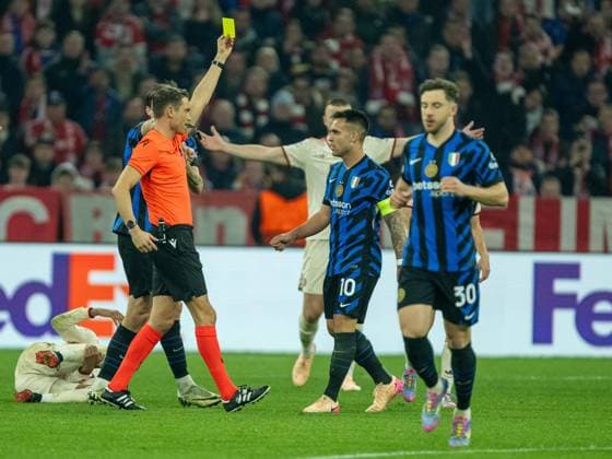 Yellow card Lautaro Martinez Inter Milan, 10 , GER, FC Bayern Muenchen vs Inter Milan, Football, UEFA, Champions League, fourth-final, first leg, 2024 2025 season, 08 04 2025, GER, FC Bayern Muenchen vs Inter Milan, Football, UEFA, Champions League, fourth-final, first leg, 2024 2025 season, 08 04 2025 Muenchen Copyright: xEibner-Pressefotox EP_EER