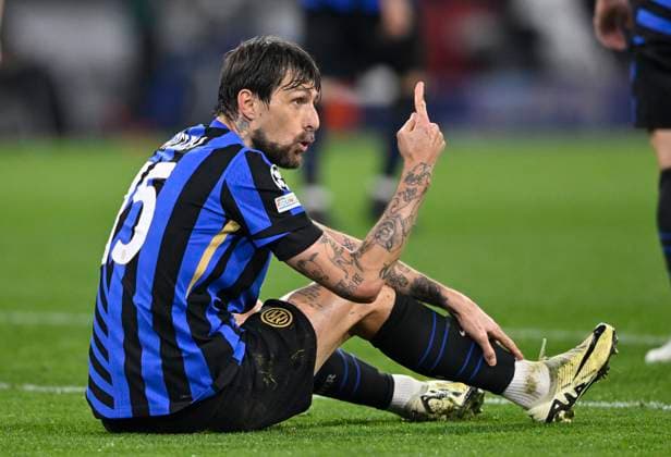 Francesco Acerbi Inter Milan Milano 15 Gesture Gesture on the ground FC Bayern Muenchen FCB vs FC Inter Milan Internazionale Milano Quarterfinal First leg 08 04 2025 DFL REGULATIONS PROHIBIT ANY USE OF PHOTOGRAPHS AS IMAGE SEQUENCES AND OR QUASI VIDEO FC Bayern Muenchen FCB vs FC Inter Milan Internazionale Milano