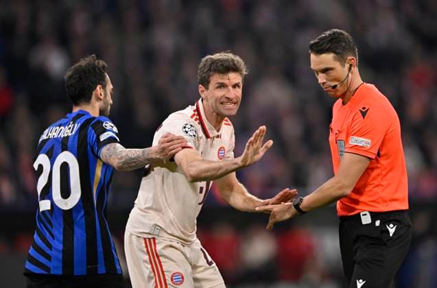 Thomas Mueller FC Bayern Muenchen FCB 25 in conversation Discussion with referee Referee Sandro Schaerer SUI Gesture Gesture Hakan Calhanoglu Inter Milan Milano 20 FC Bayern Muenchen FCB vs FC Inter Milan Internazionale Milano Quarterfinal First leg 08 04 2025 DFL REGULATIONS PROHIBIT ANY USE OF PHOTOGRAPHS AS IMAGE SEQUENCES AND OR QUASI VIDEO FC Bayern Muenchen FCB vs FC Inter Milan Internazionale Milano