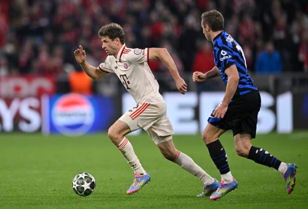 duel, action Thomas Mueller FC Bayern Muenchen FCB 25 vs Davide Frattesi Inter Milan Milano 16 FC Bayern Muenchen FCB vs FC Inter Milan Internazionale Milano quarterfinal first leg 08 04 2025 DFL REGULATIONS PROHIBIT ANY USE OF PHOTOGRAPHS AS IMAGE SEQUENCES AND OR QUASI VIDEO FC Bayern Muenchen FCB vs FC Inter Milan Internazionale Milano