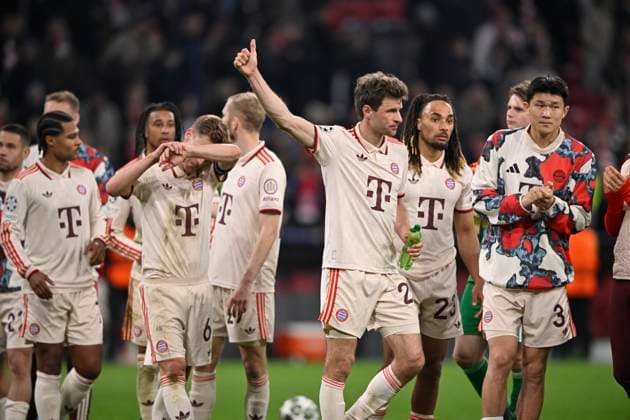 in front of fans after the match, Disappointment at Serge Gnabry FC Bayern Muenchen FCB 07 Joshua Kimmich FC Bayern Muenchen FCB 06 Thomas Mueller FC Bayern Muenchen FCB 25 fighting gesture gesture Sacha Boey FC Bayern Muenchen FCB 23 Min jae Kim FC Bayern Muenchen FCB 03 FC Bayern Muenchen FCB vs FC Inter Milan Internazionale Milano quarterfinal first leg 08 04 2025 DFL REGULATIONS PROHIBIT ANY USE OF PHOTOGRAPHS AS IMAGE SEQUENCES AND OR QUASI VIDEO FC Bayern Muenchen FCB vs FC Inter Milan Internazionale Milano