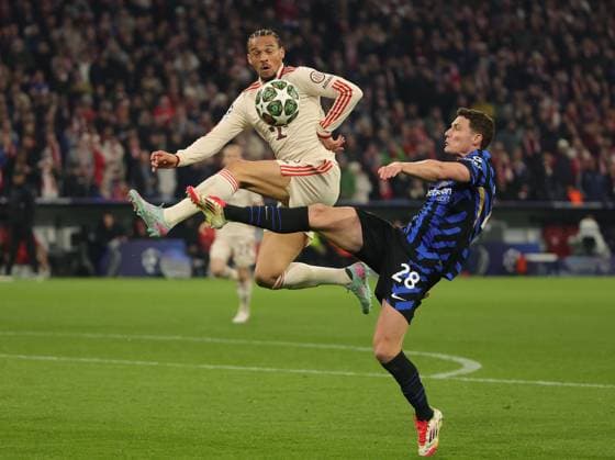 08 04 2025, Champions League, FC Bayern Muenchen vs Inter Milan, Allianz Arena Muenchen, Football Sport, in the picture Leroy Sane FC Bayern Muenchen vs Benjamin Pavard Inter Milan