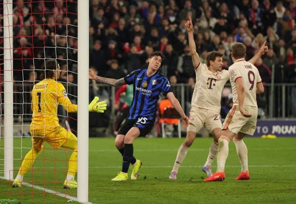 08 04 2025, Champions League, FC Bayern Muenchen vs Inter Milan, Allianz Arena Muenchen, Football Sport, in the picture 1 1 goal Thomas Mueller FC Bayern Muenchen cheers, Yann Sommer Inter Milan beaten, Alessandro Bastoni Inter Milan arrives too late, Harry Kane FC Bayern Muenchen rejoices