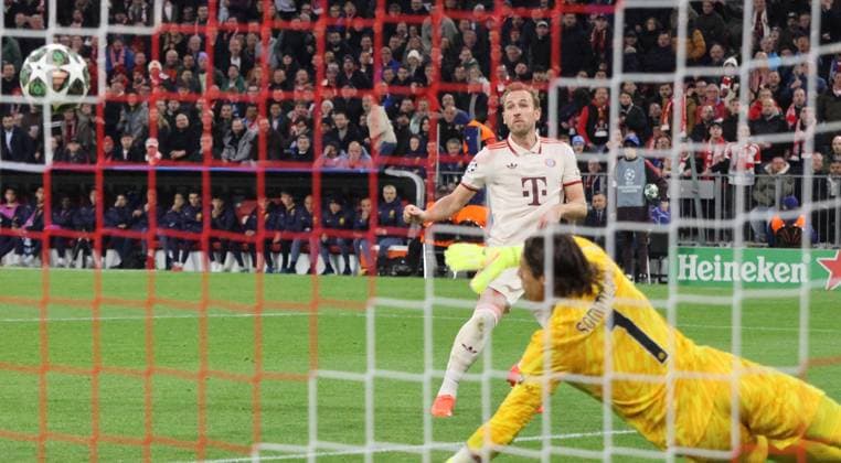 9 Harry Kane FCB vs 1 Yann Sommer Inter Chance, scoring chance, duel, action, football FC Bayern Munich Inter Milan first leg, quarter-final UEFA Champions League 08 04 2025 Allianz Arena PHOTO Mladen Lackovic LakoPress
