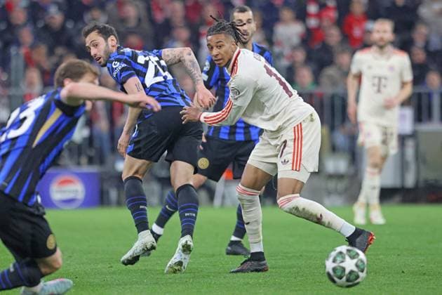 17 Michael Olise FCB vs 20 Hakan Calhanoglu Inter action, duel, football FC Bayern Munich Inter Milan first leg, quarter-final UEFA Champions League 08 04 2025 Allianz Arena PHOTO Mladen Lackovic LakoPress