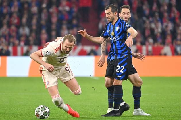 Harry KANE Bayern Muenchen , action,duel against Henrikh MKHITARYAN Milan and Hakan CALHANOGLU Milan Football Champions League quarter final FC Bayern Muenchen Inter Milan 1 2 on 08 04 2025 , A L L I A N Z A R E N A