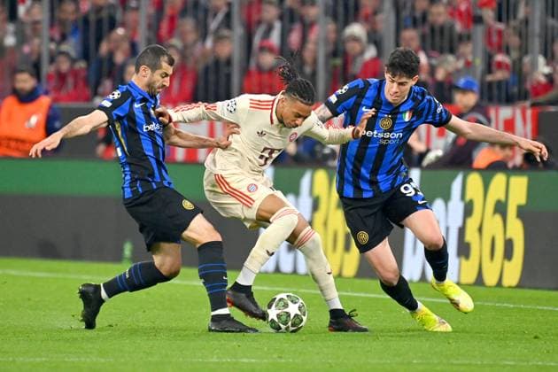 from left Henrikh MKHITARYAN Milan , Michael OLISE Bayern Muenchen , Alessandro BASTONI Milan , action,duel soccer Champions League quarterfinal FC Bayern Muenchen Inter Milan 1 2 on 08 04 2025 , A L L I A N Z A R E N A