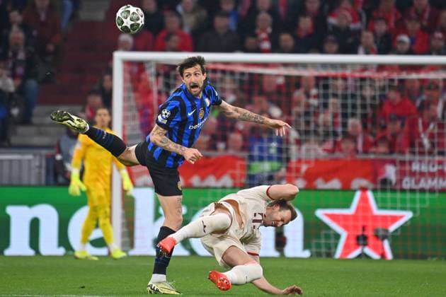 Francesco ACERBI Milan , action,duel against Harry KANE Bayern Muenchen football Champions League quarter-final FC Bayern Muenchen Inter Milan 1 2 on 08 04 2025 , A L L I A N Z A R E N A