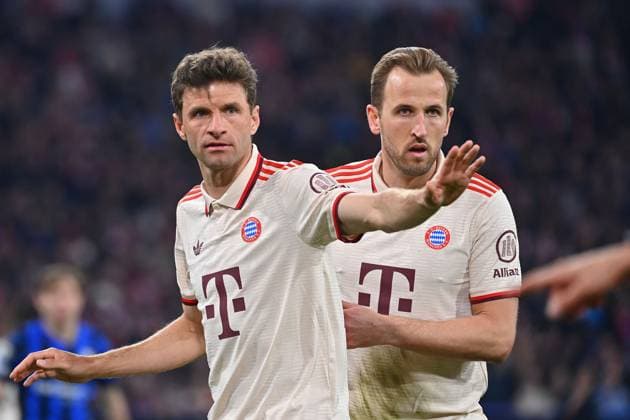from left Thomas MUELLER MÜLLER,Bayern Muenchen , Harry KANE Bayern Muenchen , gestures,gives instructions,action soccer Champions League quarterfinal FC Bayern Muenchen Inter Milan 1 2 on 08 04 2025 , A L L I A N Z A R E N A