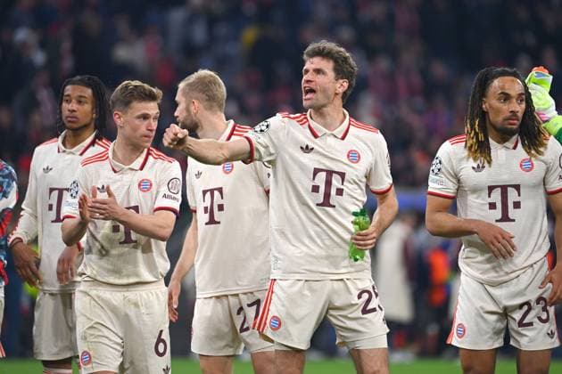 Thomas MUELLER MÜLLER,Bayern Muenchen , jubilation,joy,enthusiasm, despite defeat li Joshua KIMMICH Bayern Muenchen action, football Champions League quarter-final FC Bayern Muenchen Inter Milan 1 2 on 08 04 2025 , A L L I A N Z A R E N A