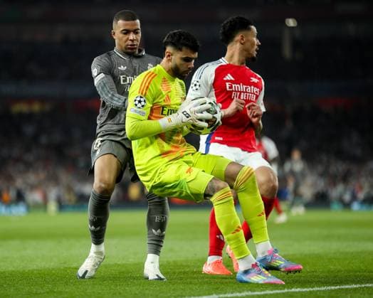 UEFA Champions League Quarter-finals Arsenal v Real Madrid David Raya of Arsenal makes a save during the UEFA Champions League Quarter-finals match Arsenal vs Real Madrid at Emirates Stadium, London, United Kingdom, 8th April 2025 (Photo by Izzy Poles News Images) London Emirates Stadium Greater London United Kingdom Copyright: xIzzyxPoles NewsxImagesx