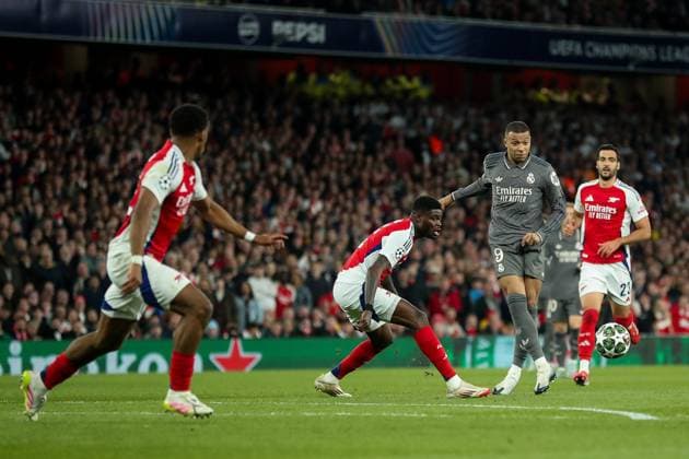 UEFA Champions League Quarter-finals Arsenal v Real Madrid Kylian MbappÃ of Real Madrid passes the ball during the UEFA Champions League Quarter-finals match Arsenal vs Real Madrid at Emirates Stadium, London, United Kingdom, 8th April 2025 (Photo by Izzy Poles News Images) London Emirates Stadium Greater London United Kingdom Copyright: xIzzyxPoles NewsxImagesx