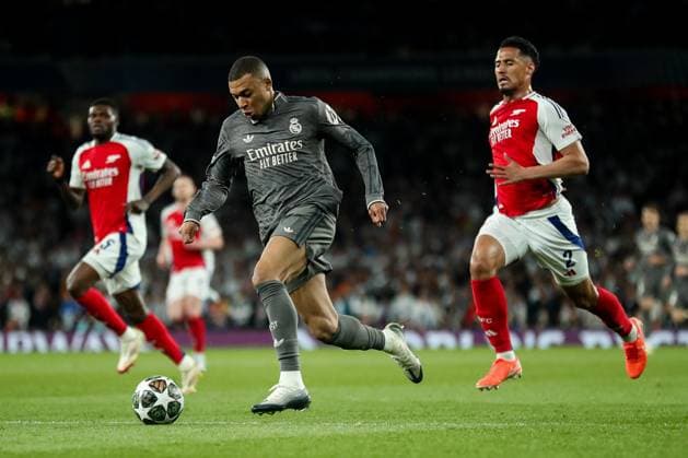 UEFA Champions League Quarter-finals Arsenal v Real Madrid Kylian MbappÃ of Real Madrid breaks with the ball during the UEFA Champions League Quarter-finals match Arsenal vs Real Madrid at Emirates Stadium, London, United Kingdom, 8th April 2025 (Photo by Izzy Poles News Images) London Emirates Stadium Greater London United Kingdom Copyright: xIzzyxPoles NewsxImagesx