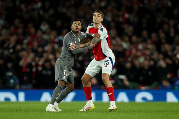 UEFA Champions League Quarter-finals Arsenal v Real Madrid Rodrygo of Real Madrid battles for the ball with Jakub Kiwior of Arsenal during the UEFA Champions League Quarter-finals match Arsenal vs Real Madrid at Emirates Stadium, London, United Kingdom, 8th April 2025 (Photo by Izzy Poles News Images) London Emirates Stadium Greater London United Kingdom Copyright: xIzzyxPoles NewsxImagesx