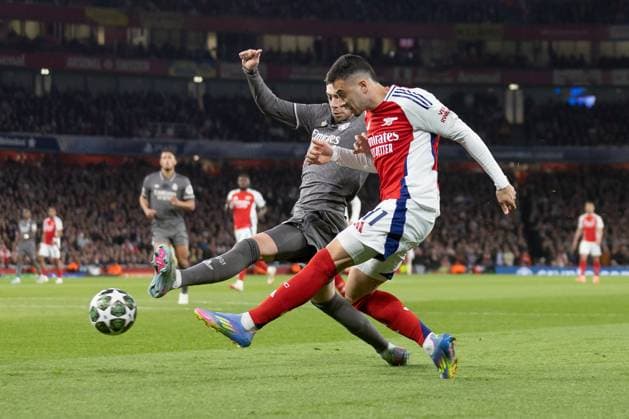 Arsenal v Real Madrid. UEFA Champions League, Quarter-Final, Leg 1 of 2, Football, The Emirates Stadium, London, UK - 08 Apr 2025 Federico Valverde of Real Madrid and Gabriel Martinelli of Arsenal FC battle for possession London Emirates Stadium London GBR, UK NEWSPAPERS OUT Copyright: xEllixBirchx