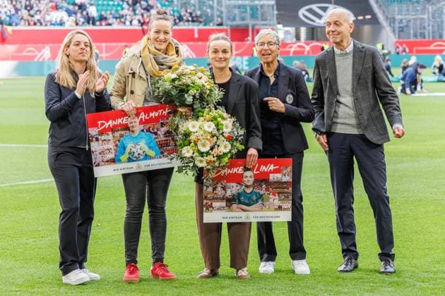 Farewell to Almuth Schult and Lina Magull from the national team from left Nia Künzer GER, Sports Director , Almuth Schult, Lina Magull, Sabine Mammitzsch Vice President of the DFB , Bernd Neuendorf DFB President , 08 04 2025, Wolfsburg Germany , Football, UEFA Women s Nations League, Germany Scotland, DFB DFL REGULATIONS PROHIBIT ANY USE OF PHOTOGRAPHS AS IMAGE SEQUENCES AND OR QUASI VIDEO xprx