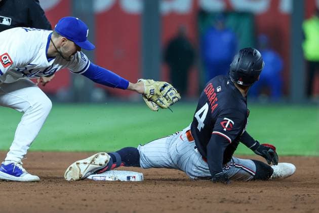 MLB, Baseball Herren, USA 2025: Twins Vs Royals APR 08 April 8, 2025: Minnesota Twins shortstop Carlos Correa (4) beats the tag from Kansas City Royals second baseman Michael Massey (19) for a double during the sixth inning of an MLB baseball game at Kauffman Stadium in Kansas City, MO. David Smith CSM (Credit Image: Â David Smith Cal Media) Kansas City Mo United States of America EDITORIAL USE ONLY Copyright: xx ZUMA-20250408_zma_c04_064.jpg DavidxSmithx csmphotothree374230