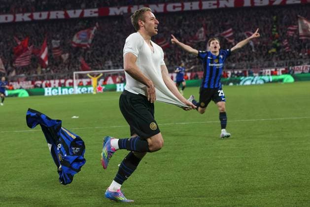 Champions League: FC Bayern Munich vs FC Inter Germany, Munich, 2025 04 08: Nicolo Barella, Davide Frattesi (FC Inter) scores and celebrates the 2-1 goal at 88 during soccer game Bayern Munich vs FC Inter, UCL 2024-2025, Quarter Final 1st Leg at Allianz Arena Munich Bavaria Germany Copyright: xFabrizioxAndreaxBertanix