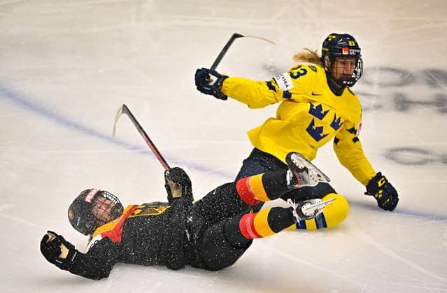 Sport Themen der Woche KW15 Sport Bilder des Tages L-R Luisa Welcke (GER) and Thea Johansson (SWE) in action during the IIHF Women s World Championship, WM, Weltmeisterschaft Group B, match Sweden vs Germany, in Ceske Budejovice, Czech Republic, on April 9, 2025. (CTKxPhoto LubosxPavlicek) CTKPhotoP2025040904556  CTKPhotoP2025040904556