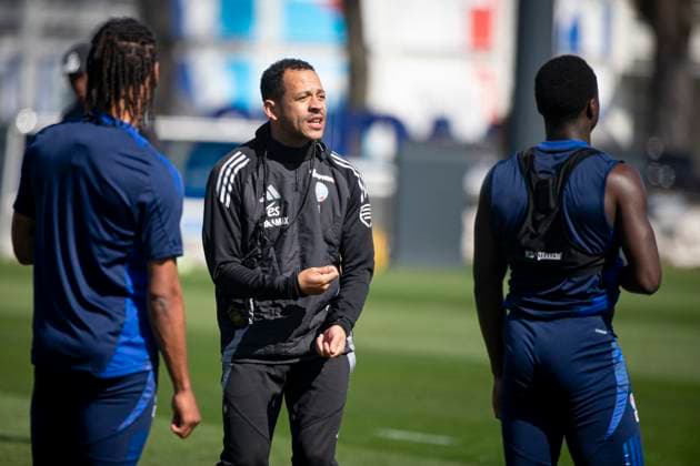 FOOTBALL : Les joueurs du Racing de Strasbourg pendant la session de entrainement rÃªve de jouer en Europe. Strasbourg 09 04 2025 Liam Rosenior Coach Racing Strasbourg et 7 Diego Moreira (RCS) Les joueurs du Racing de Strasbourg pendant la session de entrainement rÃªve de jouer en Europe.  Copyright: xx