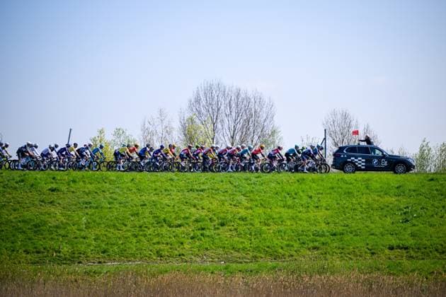 Sport Bilder des Tages The pack of riders pictured in action during the men s race of the 113th edition of the Scheldeprijs one day cycling event, 202,8 km from Terneuzen, the Netherlands to Schoten, Belgium on Wednesday 09 April 2025. TOM GOYVAERTS TomxGoyvaerts  x120374234x