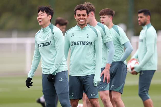 Tottenham Hotspur Training 09 April 2025, Enfield Tottenham Hotspur Training Son Heung Min und Brennan Johnson von Tottenham Hotspur Foto Charlotte Wilson Abseits Enfield UK  Copyright: xCharlottexWilsonx xOffsidexOffside