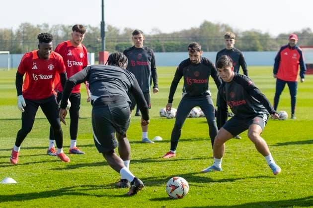 Sport Bilder des Tages Manchester United, ManU FC Training Manchester United players Manchester United goalkeeper AndrÃ Onana (24) Manchester United midfielder Bruno Fernandes (8) during Manchester United FC Training ahead of the Lyon v Manchester United Europa League Quarter-Final match, at Carrington Training Centre, Manchester, England, United Kingdom on 9 April 2025 Credit: Mike Morese Every Second Media Editorial use only. All images are copyright Every Second Media Limited. No images may be reproduced without prior permission. Copyright: xIMAGO EveryxSecondxMediax ESM-1411-0002 MikexMoresex xEveryxSecondxMediax