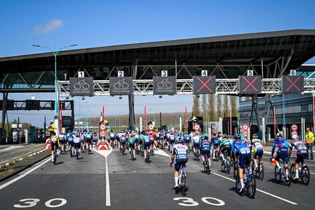 Sport Bilder des Tages The pack of riders pictured in action during the men s race of the 113th edition of the Scheldeprijs one day cycling event, 202,8 km from Terneuzen, the Netherlands to Schoten, Belgium on Wednesday 09 April 2025. TOM GOYVAERTS TomxGoyvaerts  x120375473x