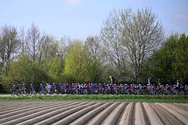 Scheldeprijs 2025 cycling race SCHOTEN, BELGIUM - APRIL 09 : illustration picture peloton during the Men Elite UCI 1.Pro 113th Flanders Classics Scheldeprijs cycling race with start in Terneuzen and finish in Schoten (205,2 km) on April 09, 2025 in Schoten, Belgium, 09 04 2025 ( Motordriver Guy De Vuyst & Schoten Belgium  Copyright: xTomasxSiskx