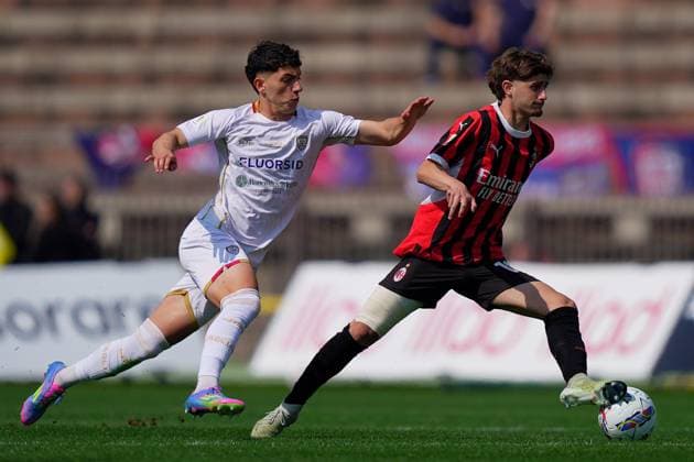 Mattia Liberali ( Ac Milan ) fights for the ball with Alessandro Bolzan ( Cagliari ) during the Primavera Italy Cup final soccer match between Milan and Cagliari at Arena Civica Gianni Brera in Milan , North Italy - Wednesday April 09 , 2025 . - Soccer .  Copyright: xSpada LaPressex