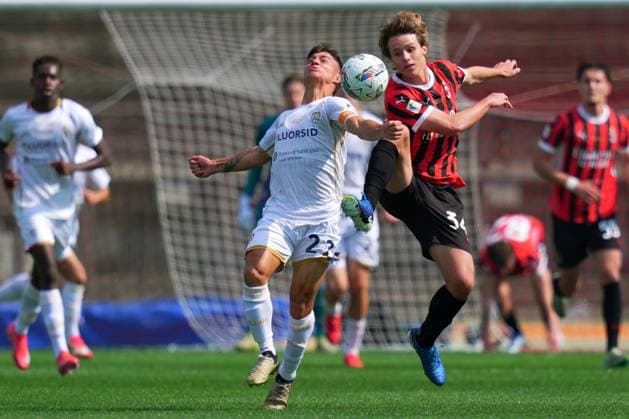 Cagliari s alessandro vinciguerra fights for the ball with AC MilanÕs cristian comotto during the Primavera Italy Cup final soccer match between Milan and Cagliari at Arena Civica Gianni Brera in Milan , North Italy - Wednesday April 09 , 2025 . - Soccer .  Copyright: xSpada LaPressex