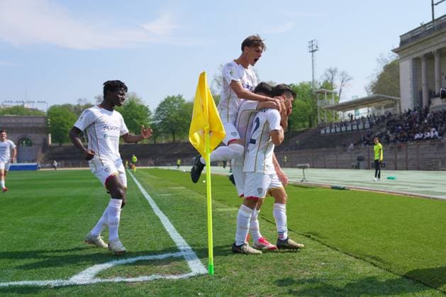 Cagliari s alessandro vinciguerra celebrates 0-1 during the Primavera Italy Cup final soccer match between Milan and Cagliari at Arena Civica Gianni Brera in Milan , North Italy - Wednesday April 09 , 2025 . - Soccer .  Copyright: xSpada LaPressex