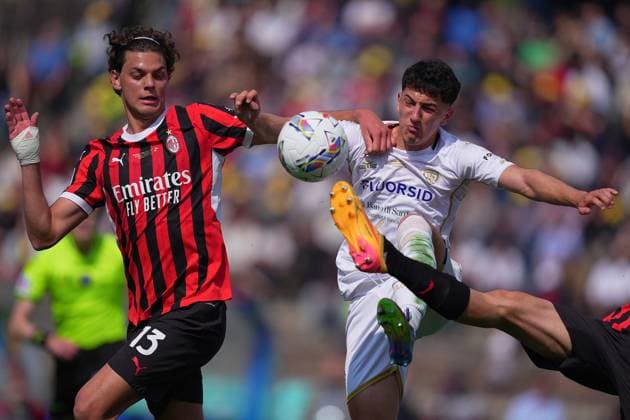AC Milan s Matteo Dutu fights for the ball with Cagliari s Alessandro Bolzan during the Primavera Italy Cup final soccer match between Milan and Cagliari at Arena Civica Gianni Brera in Milan , North Italy - Wednesday April 09 , 2025 . - Soccer .  Copyright: xSpada LaPressex