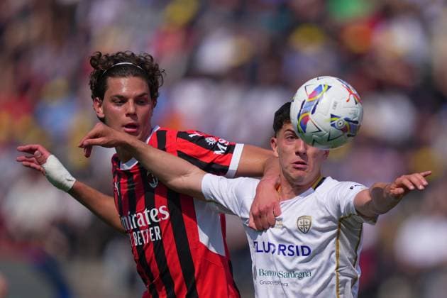 AC Milan s Matteo Dutu fights for the ball with Cagliari s Alessandro Bolzan during the Primavera Italy Cup final soccer match between Milan and Cagliari at Arena Civica Gianni Brera in Milan , North Italy - Wednesday April 09 , 2025 . - Soccer .  Copyright: xSpada LaPressex