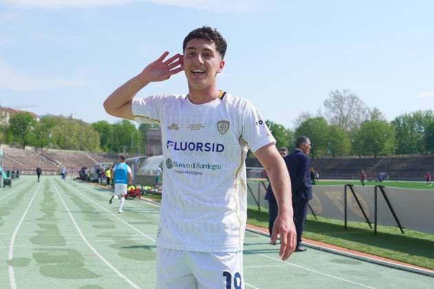 Cagliari s alessandro Bolzan celebrates goal 0-2 during the Primavera Italy Cup final soccer match between Milan and Cagliari at Arena Civica Gianni Brera in Milan , North Italy - Wednesday April 09 , 2025 . - Soccer .  Copyright: xSpada LaPressex