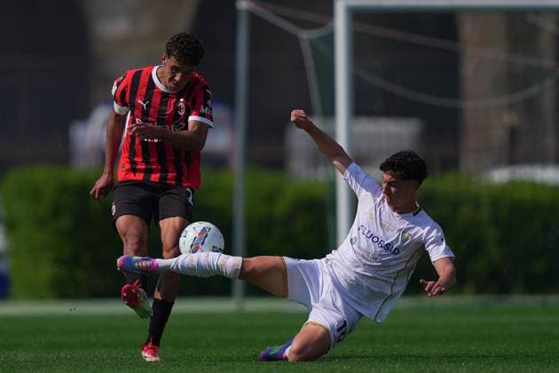AC Milan s Adam Bakoune fights for the ball with Cagliari s Alessandro Bolzan during the Primavera Italy Cup final soccer match between Milan and Cagliari at Arena Civica Gianni Brera in Milan , North Italy - Wednesday April 09 , 2025 . - Soccer .  Copyright: xSpada LaPressex