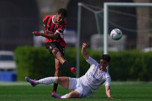 AC Milan s Adam Bakoune fights for the ball with Cagliari s Alessandro Bolzan during the Primavera Italy Cup final soccer match between Milan and Cagliari at Arena Civica Gianni Brera in Milan , North Italy - Wednesday April 09 , 2025 . - Soccer .  Copyright: xSpada LaPressex