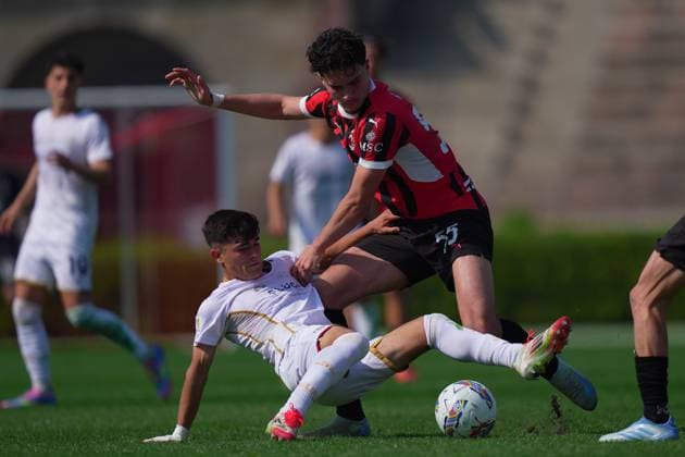 AC Milan s Damirel Hodzic fight for the ball with Cagliari s Alessandro Bolzan during the Primavera Italy Cup final soccer match between Milan and Cagliari at Arena Civica Gianni Brera in Milan , North Italy - Wednesday April 09 , 2025 . - Soccer .  Copyright: xSpada LaPressex