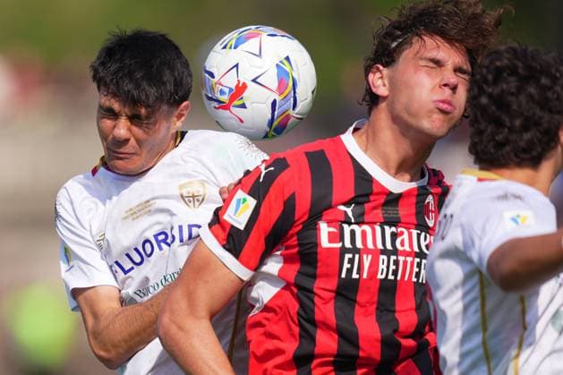 Cagliari s andrea cogoni fights for the ball with AC MilanÕs matteo dutu during the Primavera Italy Cup final soccer match between Milan and Cagliari at Arena Civica Gianni Brera in Milan , North Italy - Wednesday April 09 , 2025 . - Soccer .  Copyright: xSpada LaPressex