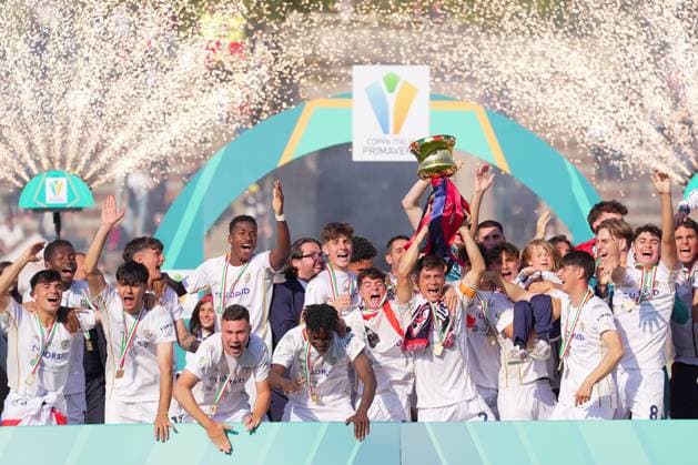 Cagliari s players celebrate wiinning the trophy during the Primavera Italy Cup final soccer match between Milan and Cagliari at Arena Civica Gianni Brera in Milan , North Italy - Wednesday April 09 , 2025 . - Soccer .  Copyright: xSpada LaPressex