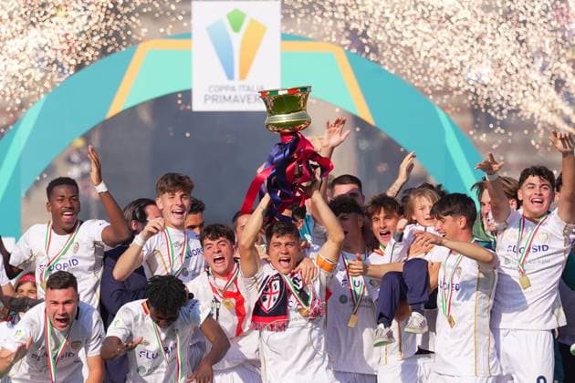 Cagliari s players celebrate wiinning the trophy during the Primavera Italy Cup final soccer match between Milan and Cagliari at Arena Civica Gianni Brera in Milan , North Italy - Wednesday April 09 , 2025 . - Soccer .  Copyright: xSpada LaPressex
