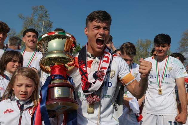 Milan, Italy, 9th April 2025. Alessandro Vinciguerra of Cagliari Calcio captain celebrates with the trophy following the 3-0 victory in the Coppa Italia match at Arena Civica Gianni Brera, Milan. Picture credit should read: Jonathan Moscrop Sportimage EDITORIAL USE ONLY. No use with unauthorised audio, video, data, fixture lists, club league logos or live services. Online in-match use limited to 120 images, no video emulation. No use in betting, games or single club league player publications. SPI_029_JM_MILAN_CAGLIARI_CIP_ SPI-3802-0029