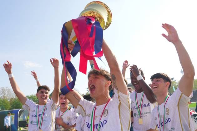 Cagliari s players celebrate wiinning the trophy during the Primavera Italy Cup final soccer match between Milan and Cagliari at Arena Civica Gianni Brera in Milan , North Italy - Wednesday April 09 , 2025 . - Soccer .  Copyright: xSpada LaPressex